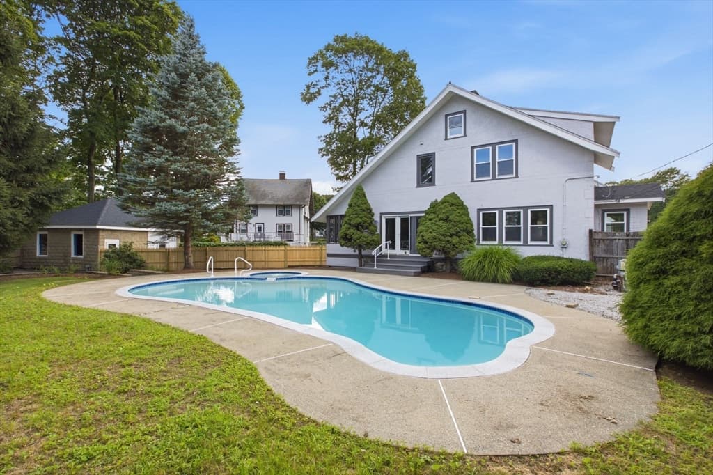 1174 Franklin St, Stoneham MA 02180 photo 3