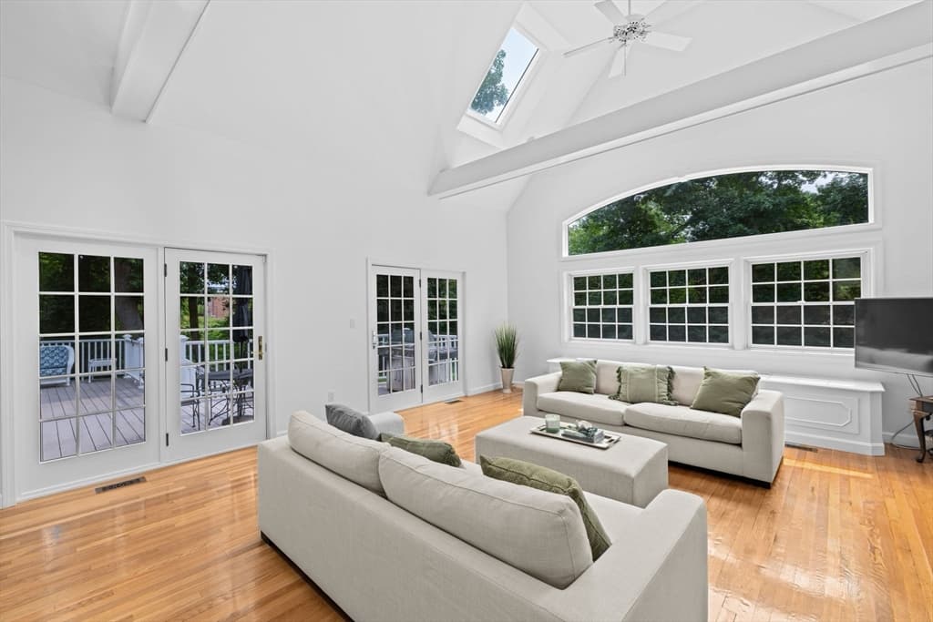 105 East St, Hingham MA 02043 photo 2