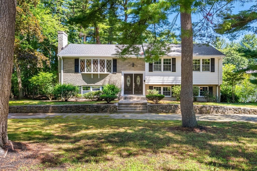 71 Colonial Dr, Reading MA 01867 photo 2