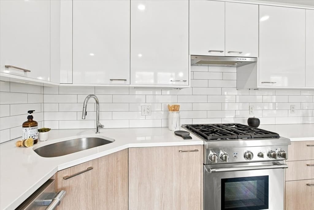 Condominium at 410 W Broadway # 301, Boston MA 02127, photo 15 of 35