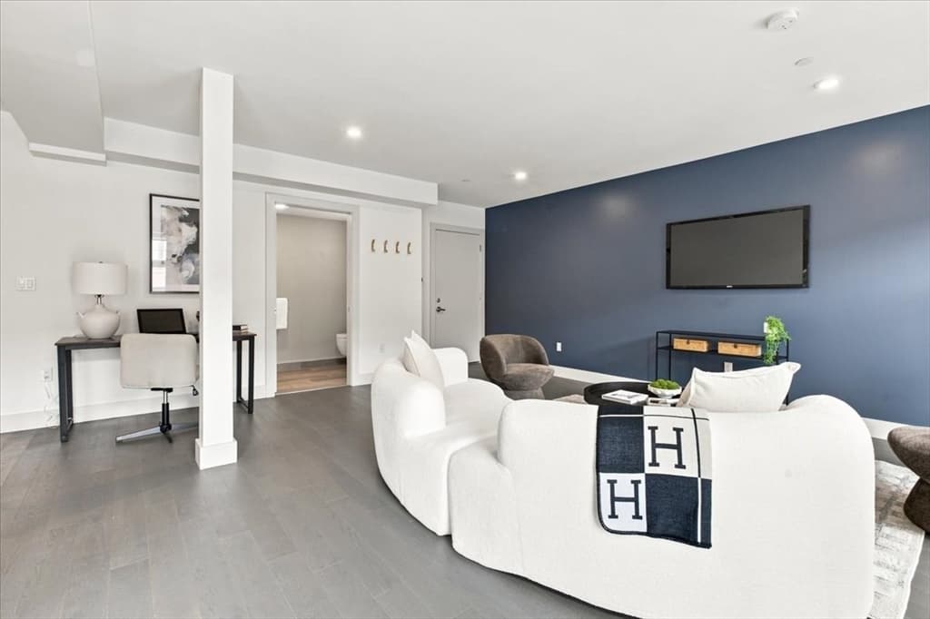 Condominium at 410 W Broadway # 301, Boston MA 02127, photo 4 of 35