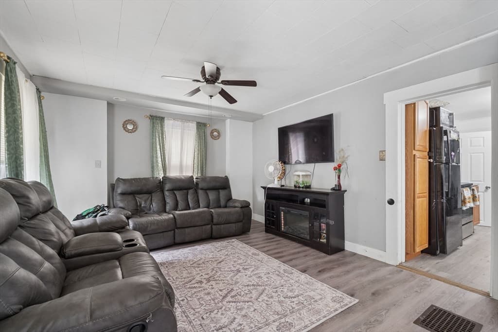 323 Rollstone St, Fitchburg MA 01420 photo 9
