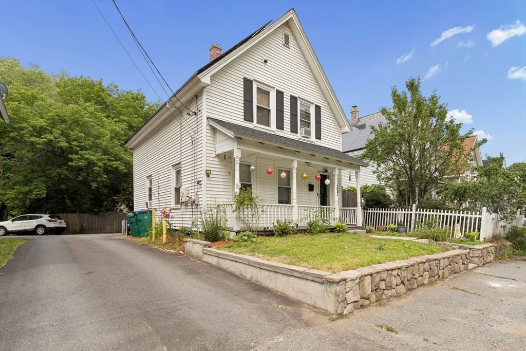 323 Rollstone St, Fitchburg MA 01420 photo 4