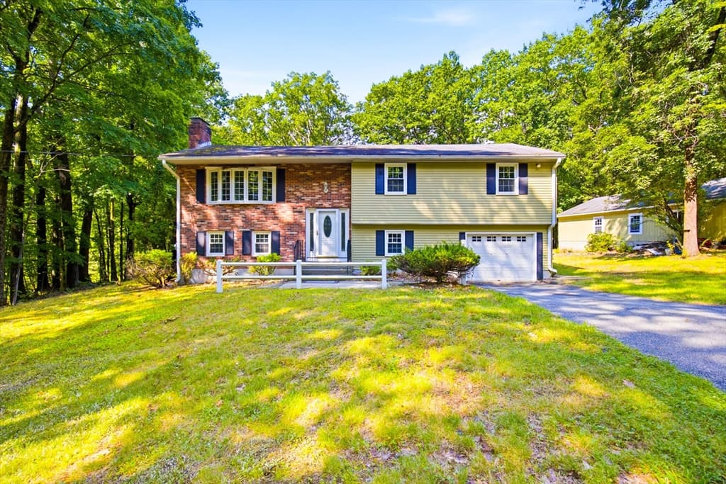 198 Hollis Rd, Lunenburg MA 01462
