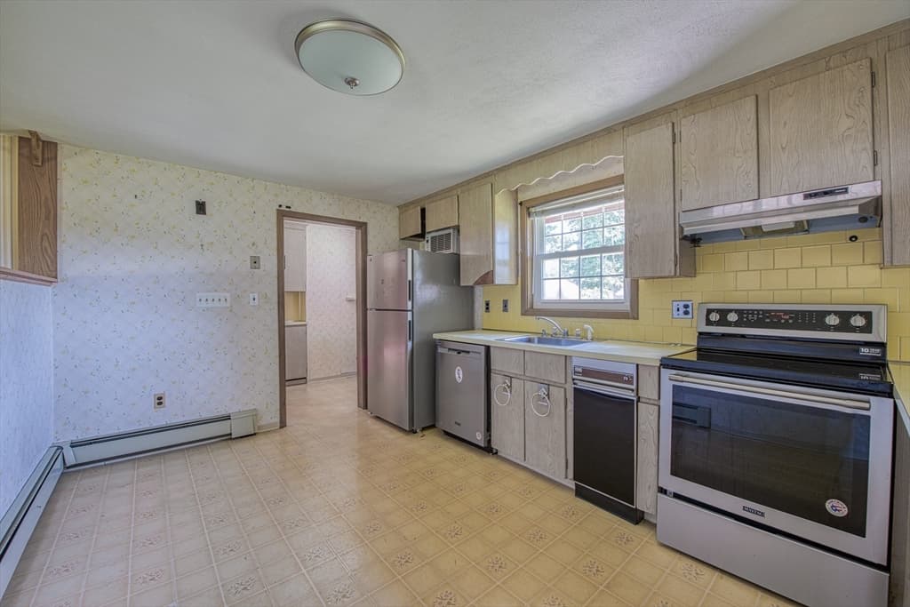 33 Upton St, Brockton MA 02302 photo 13