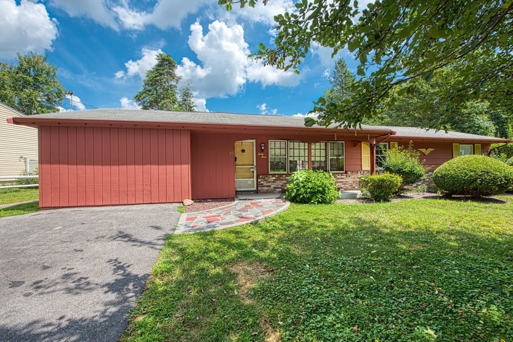 33 Upton St, Brockton MA 02302