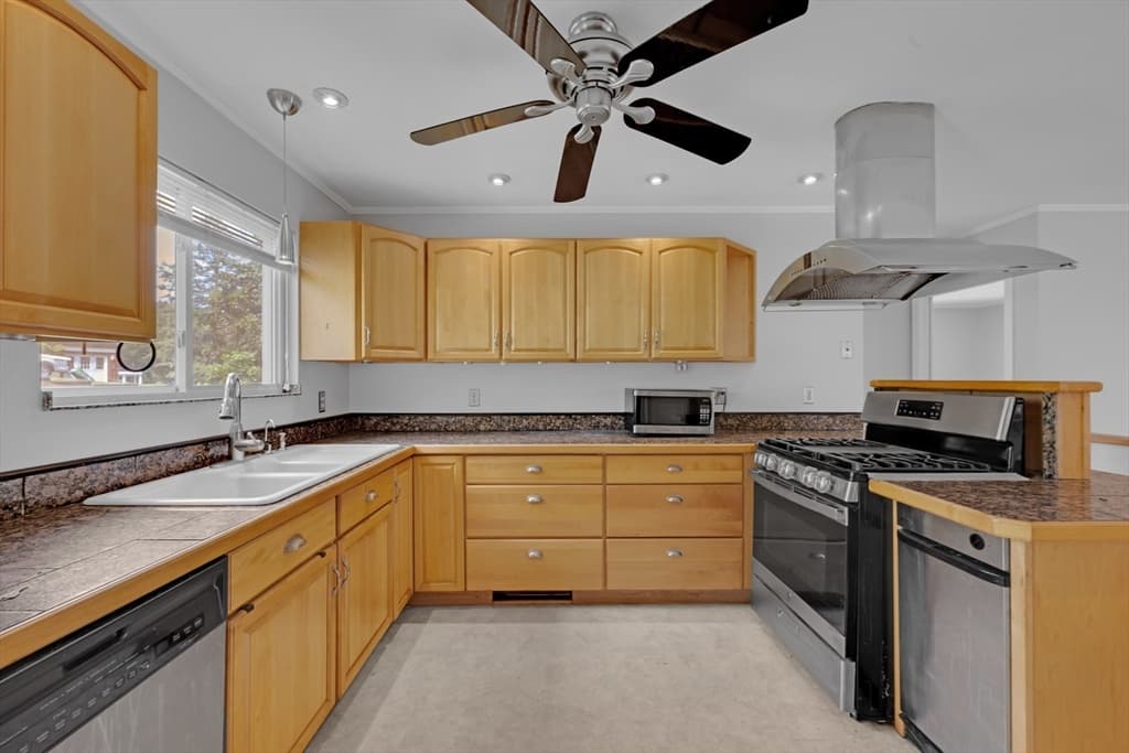 19 Crocker Ave, Lunenburg MA 01462 photo 12