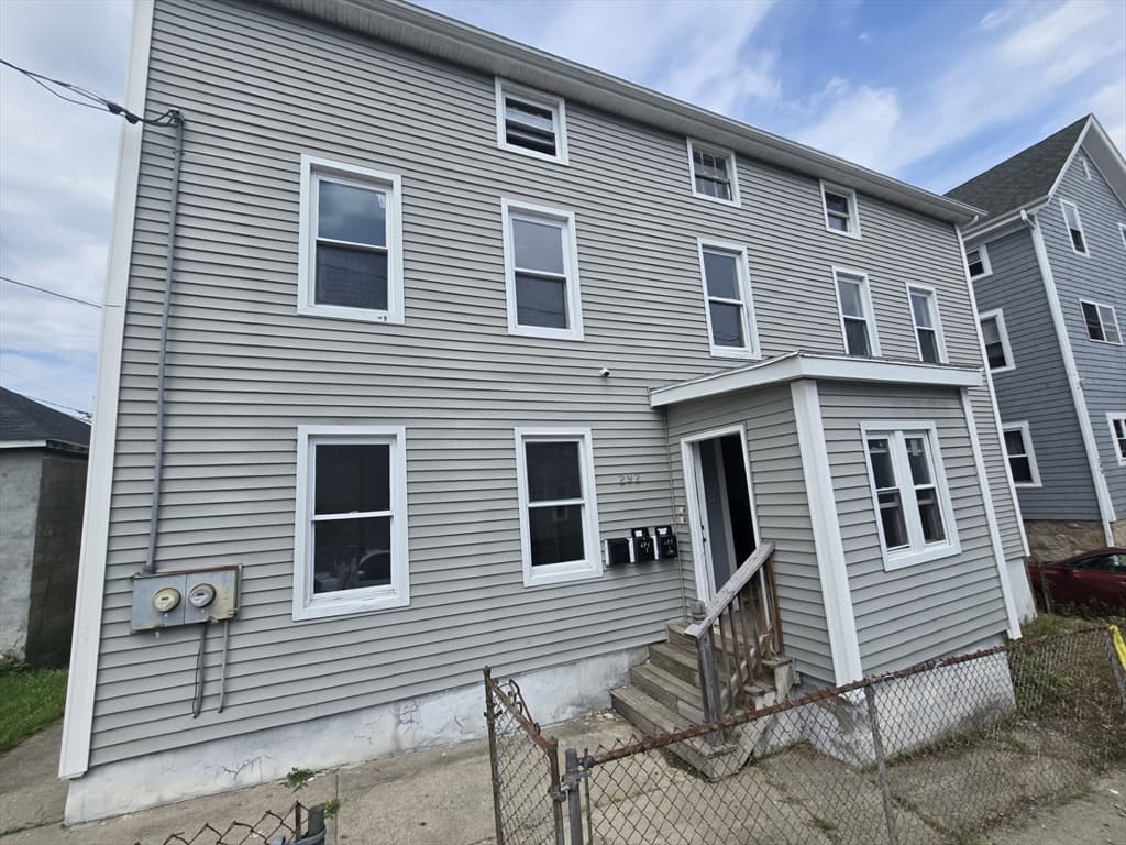 292 Tecumseh St, Fall River MA 02721 photo 3