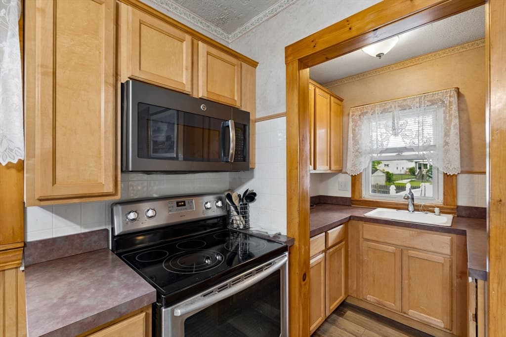 12 Leonard St, Milford MA 01757 photo 9