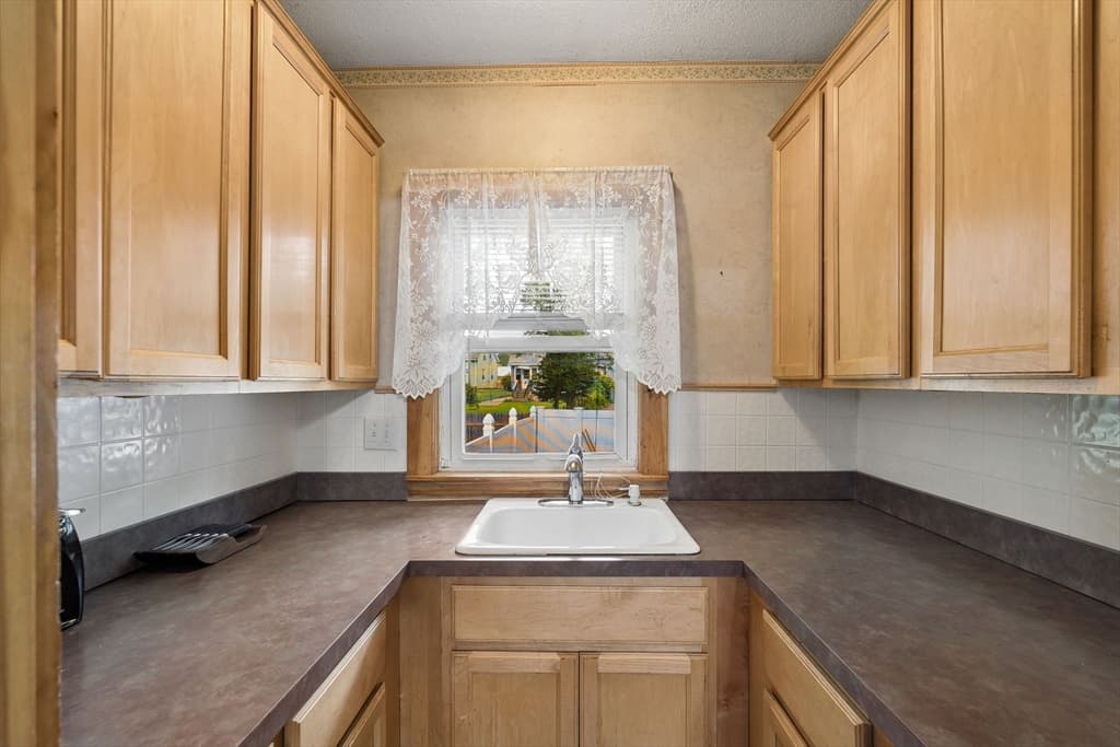 12 Leonard St, Milford MA 01757 photo 10