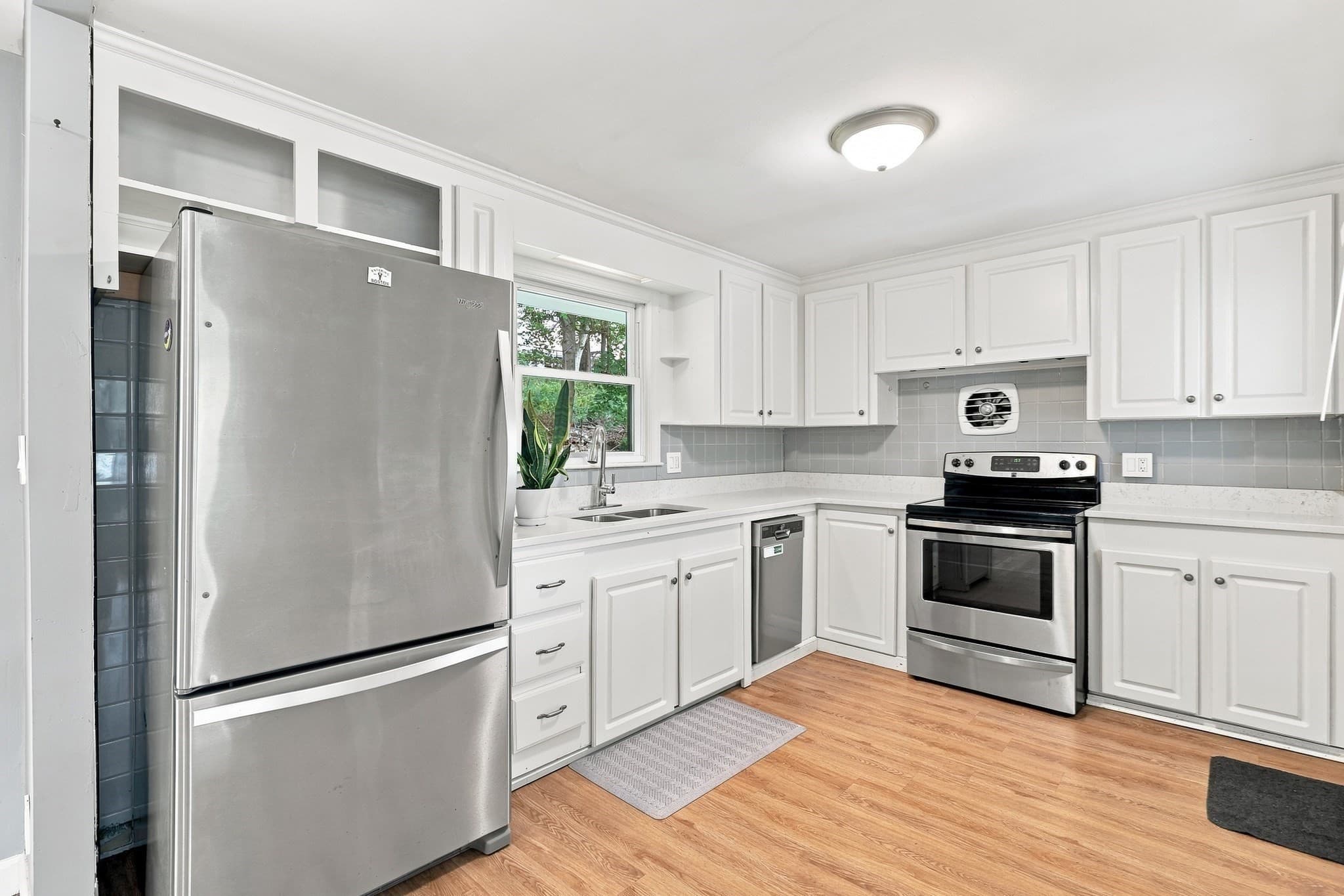 Single Family Residence at 28 Hilltop Circle, Worcester MA 01609, photo 2 of 40