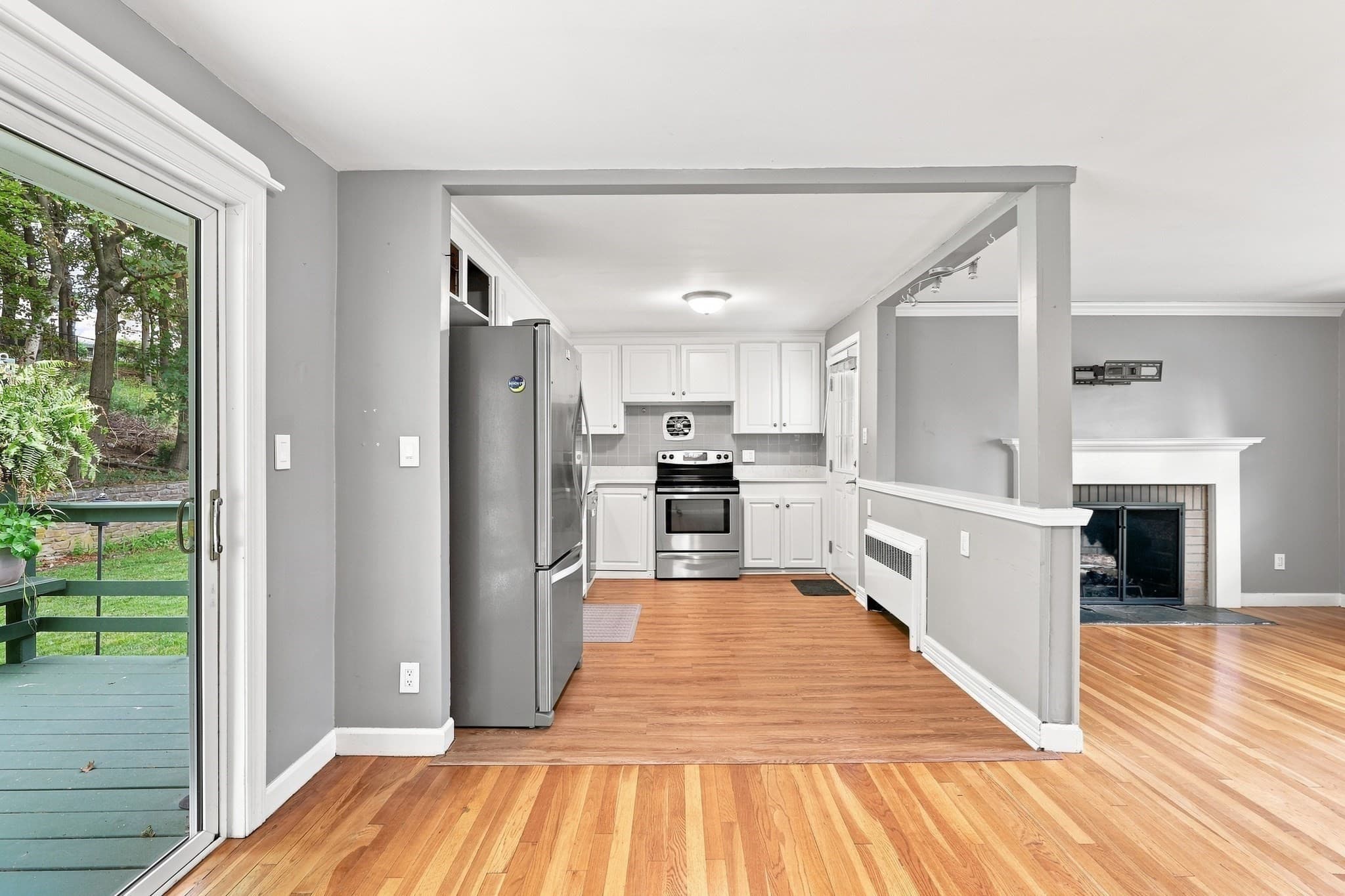 Single Family Residence at 28 Hilltop Circle, Worcester MA 01609, photo 7 of 40