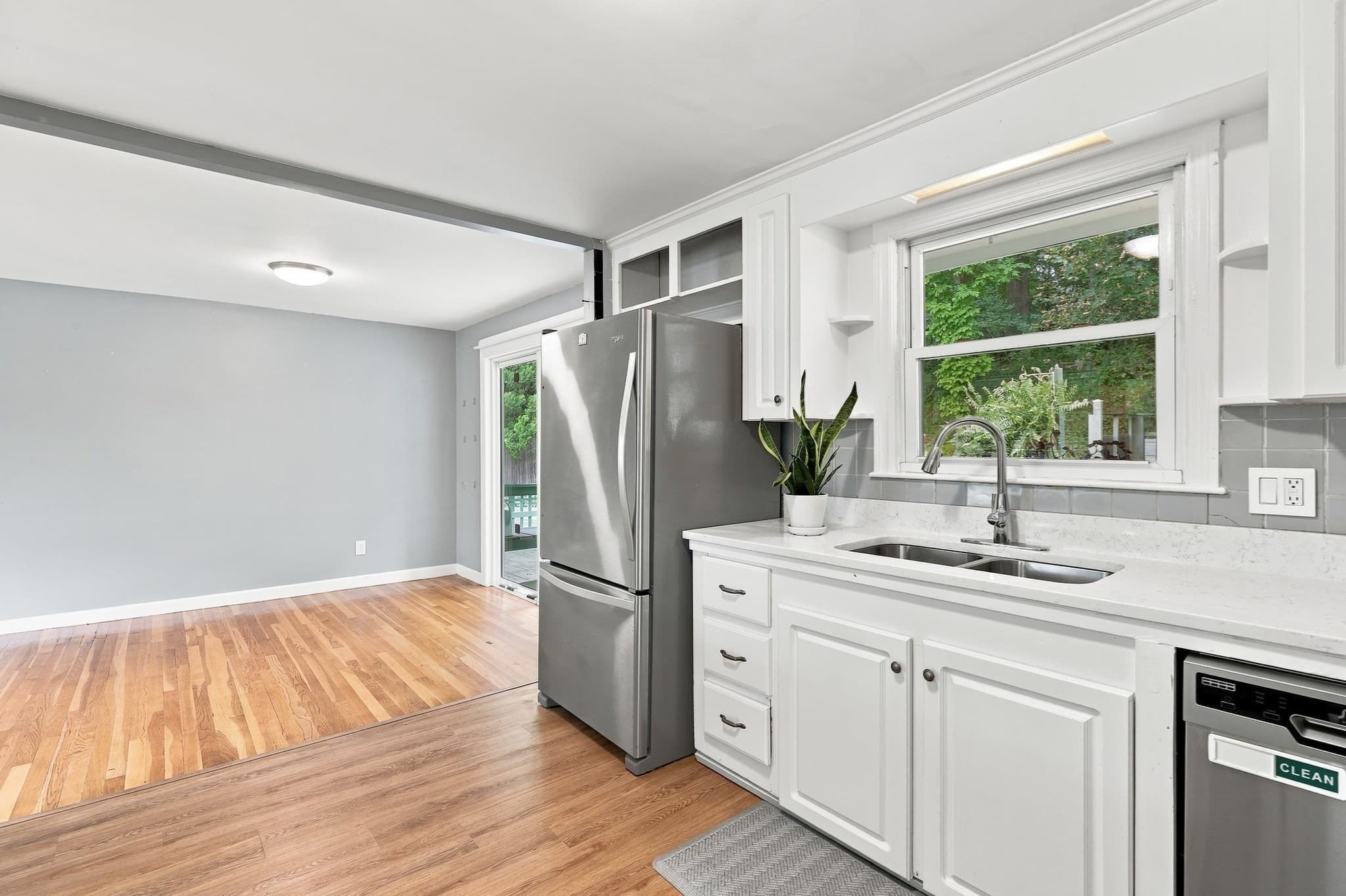 Single Family Residence at 28 Hilltop Circle, Worcester MA 01609, photo 3 of 40