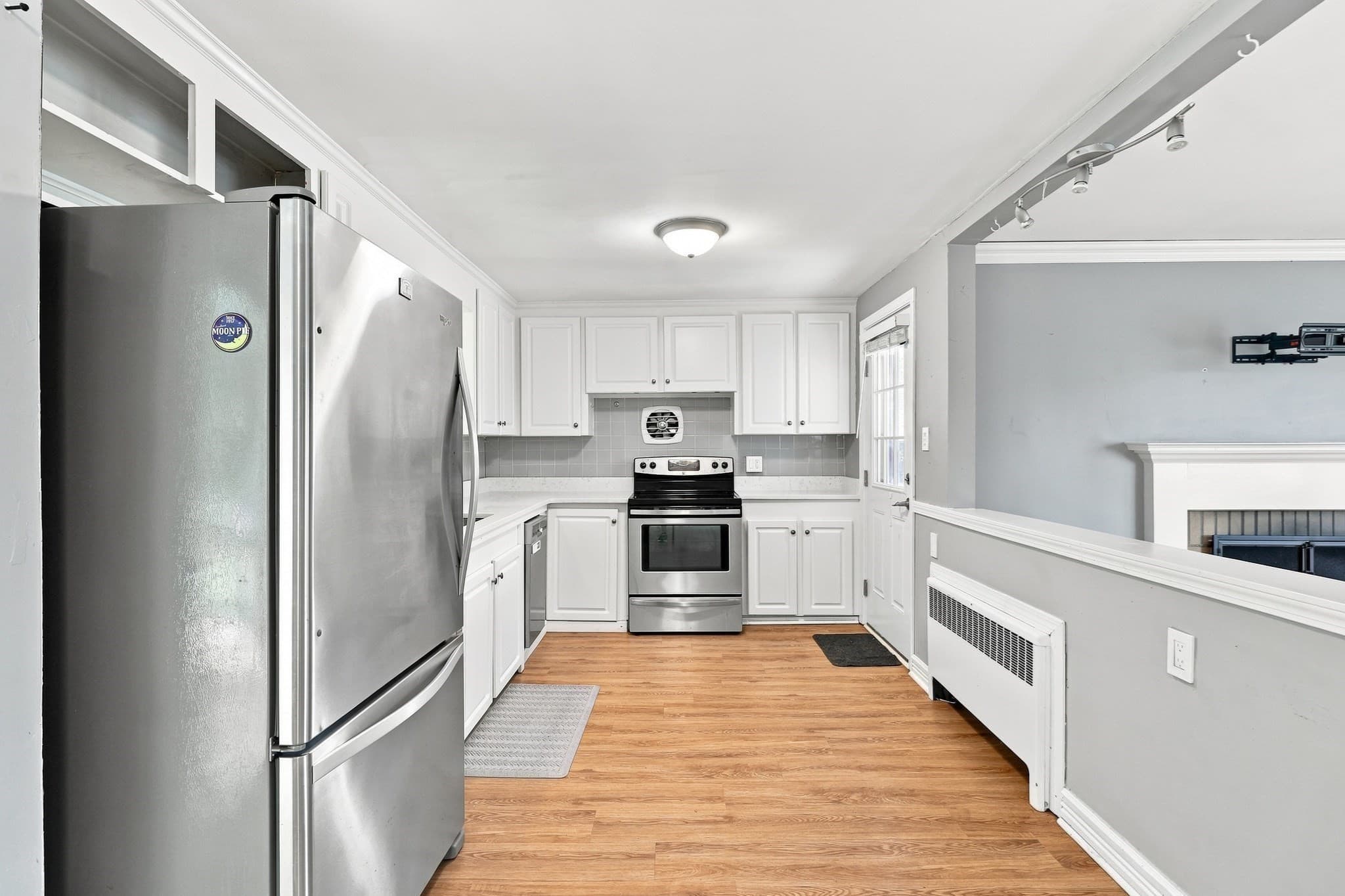 Single Family Residence at 28 Hilltop Circle, Worcester MA 01609, photo 4 of 40