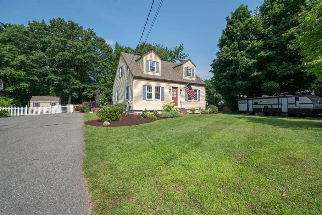 37 Acorn St, Middleboro MA 02346 photo 2