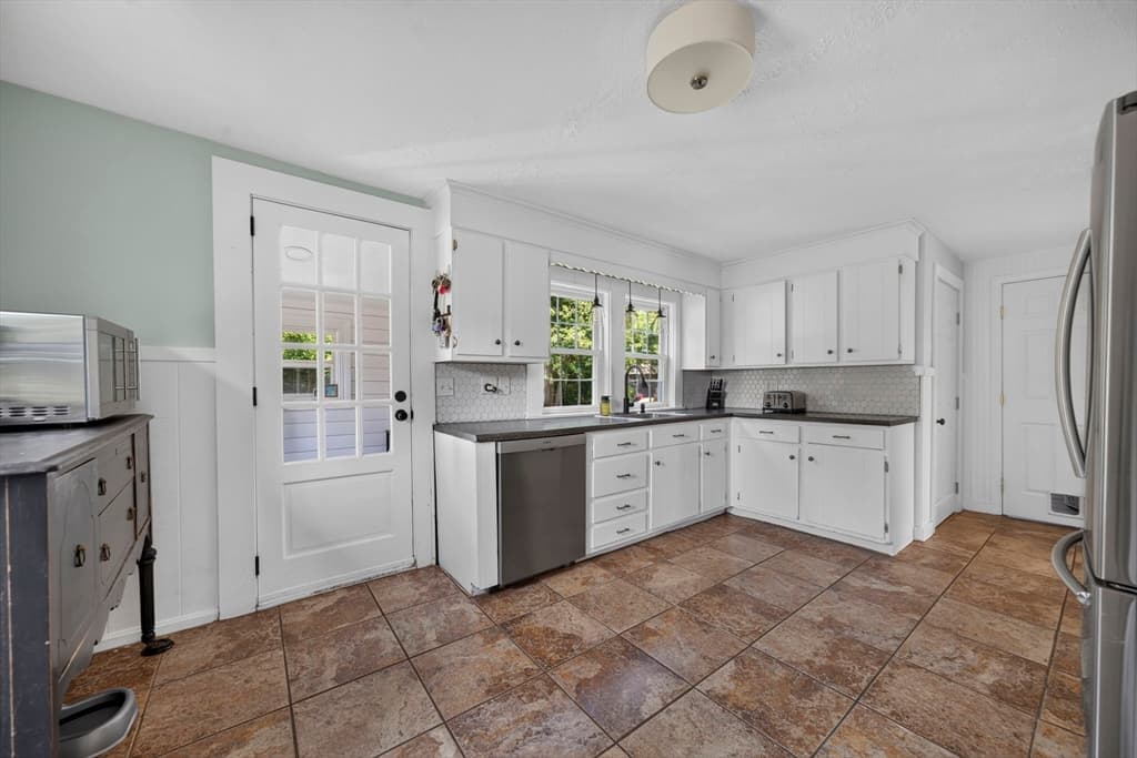 37 Acorn St, Middleboro MA 02346 photo 3