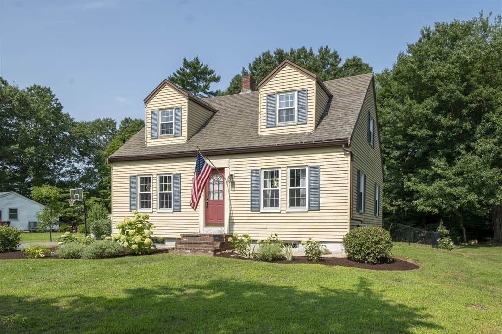 37 Acorn St, Middleboro MA 02346