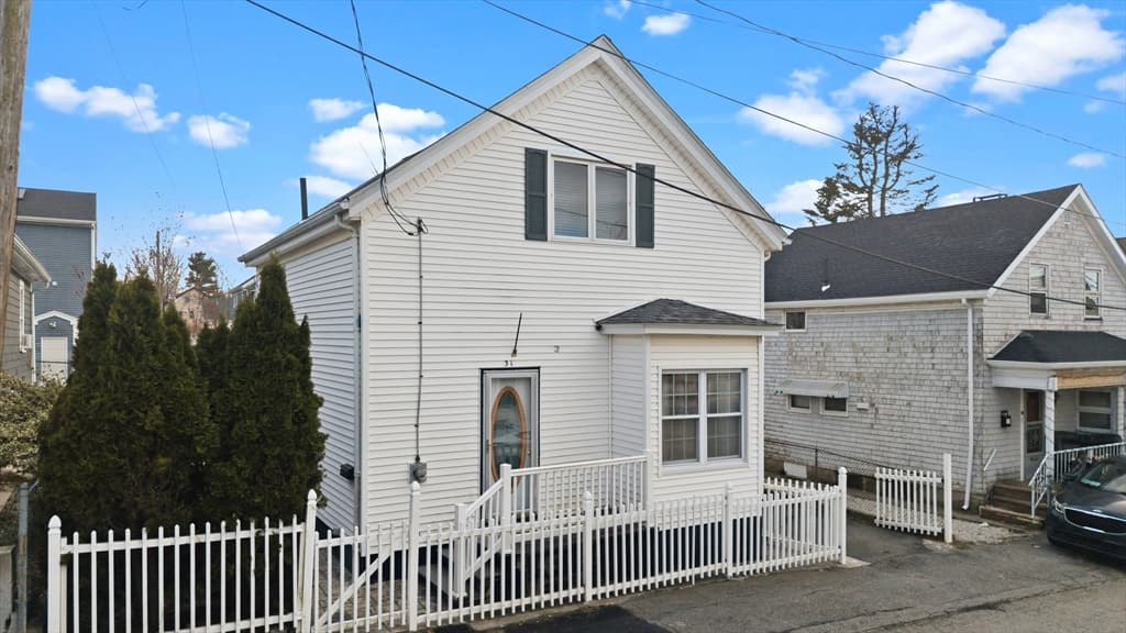 31 Sachem St, Fall River MA 02724