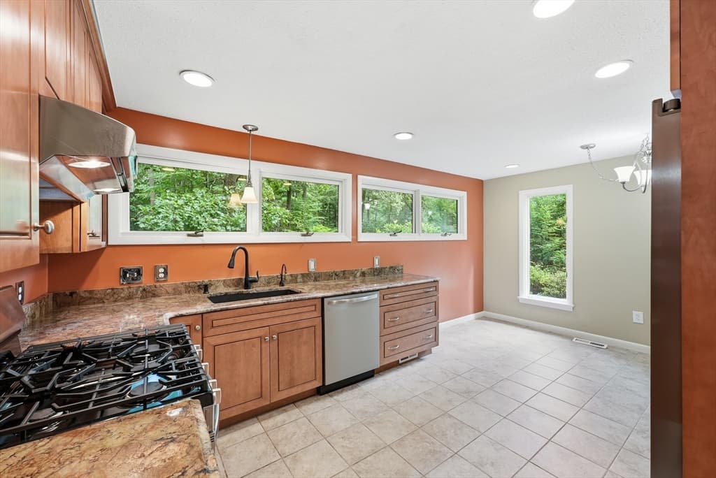 9 Flintlock Ln, Amherst MA 01002 photo 10