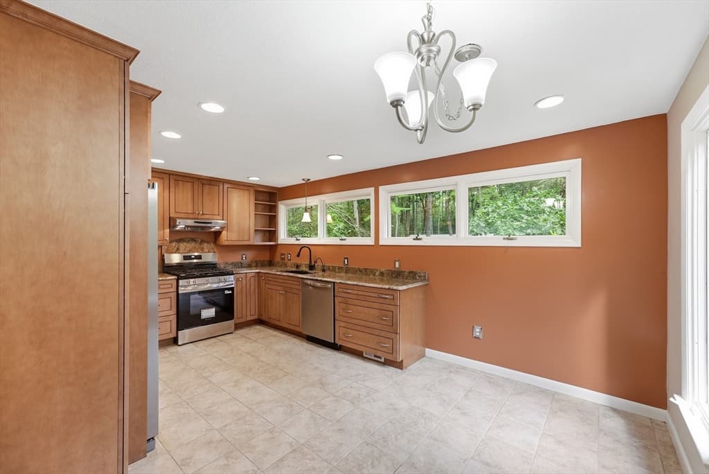 9 Flintlock Ln, Amherst MA 01002 photo 8