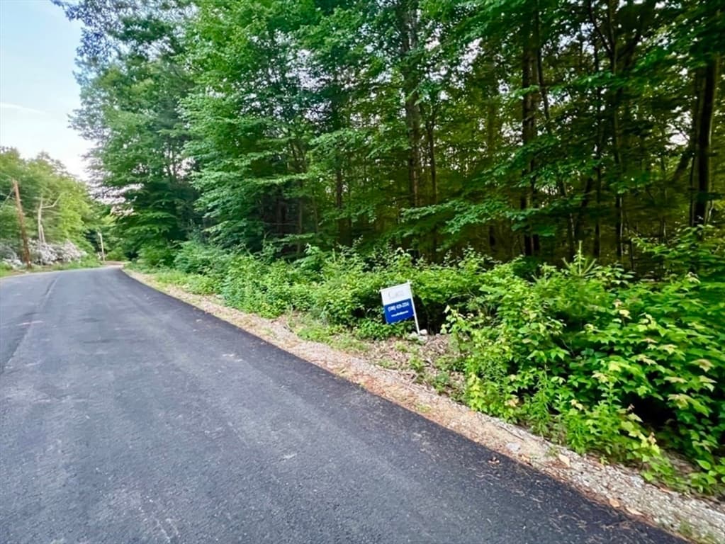 13W Old Country Rd, Wales MA 01081