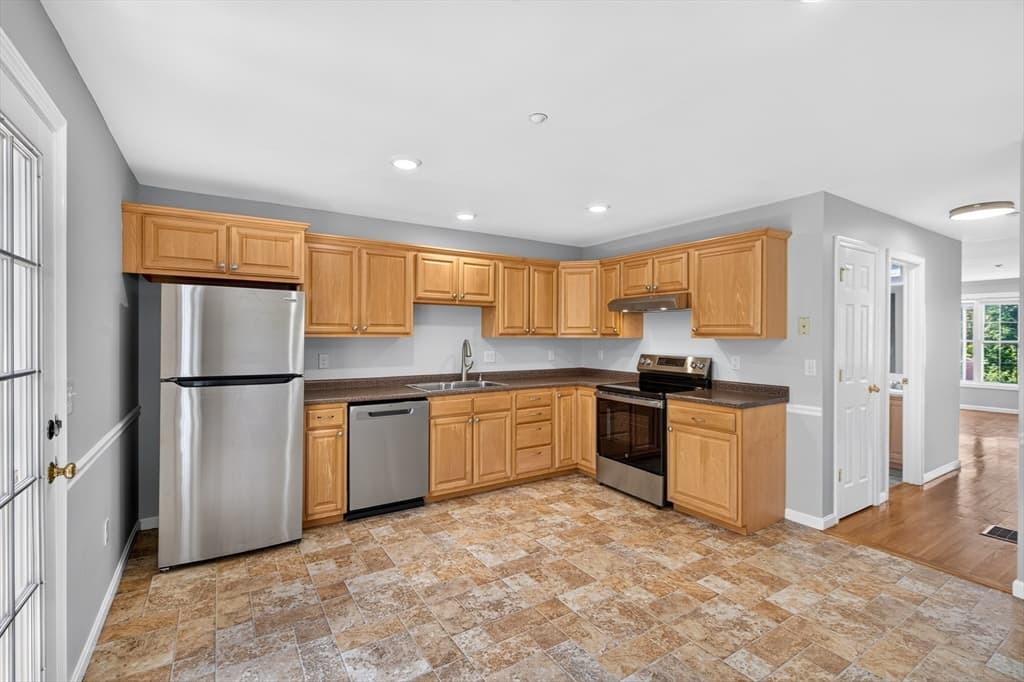 Condominium at 5 Chandler Ct # A, Hudson NH 03051, Hudson, photo 2 of 39