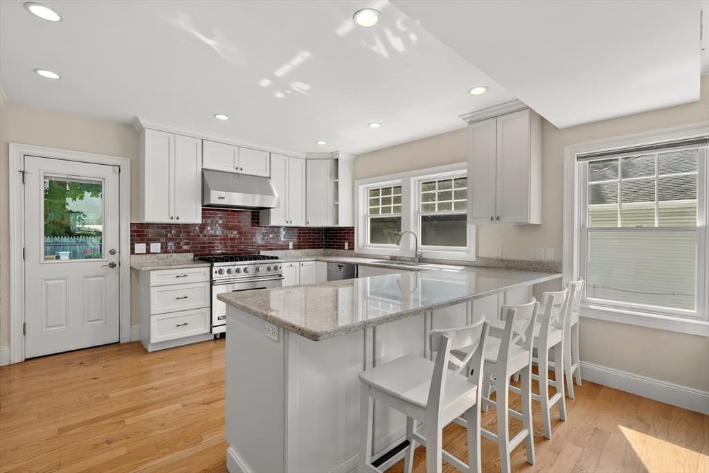 37-39 Beaconsfield Road, Brookline MA 02445 photo 2