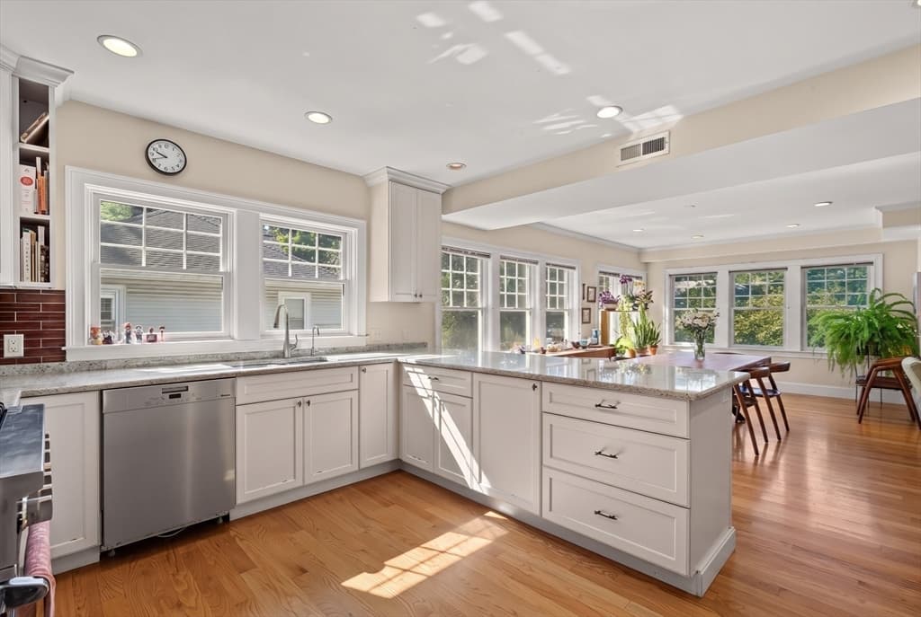 37-39 Beaconsfield Road, Brookline MA 02445 photo 3