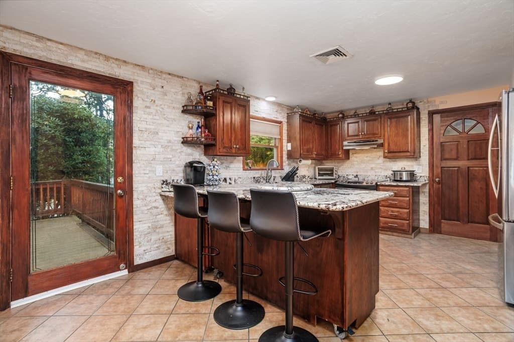54 Lancaster Rd, Clinton MA 01510 photo 2