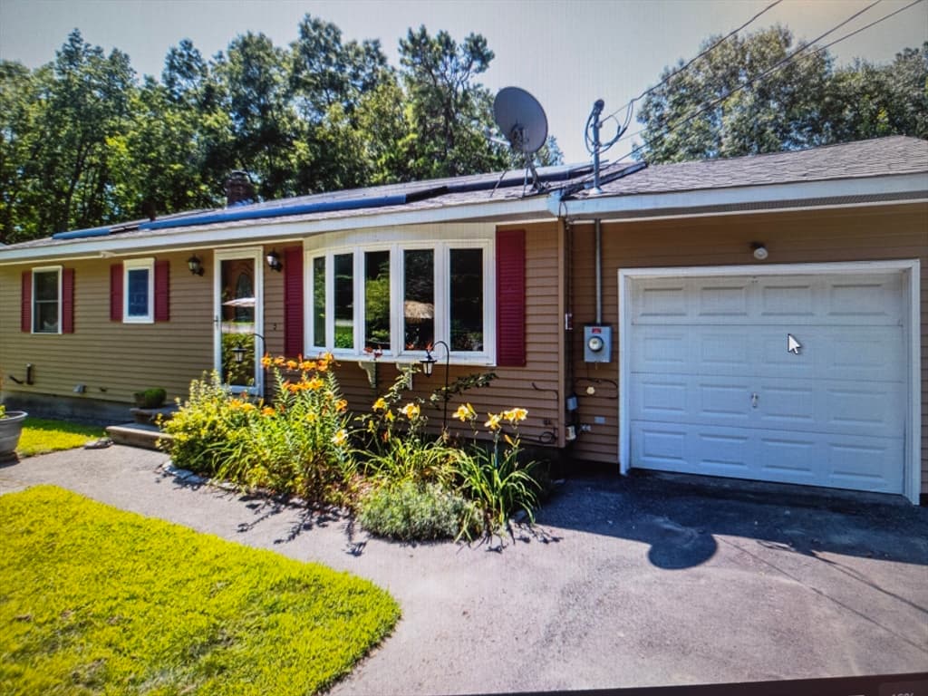 54 Lancaster Rd, Clinton MA 01510