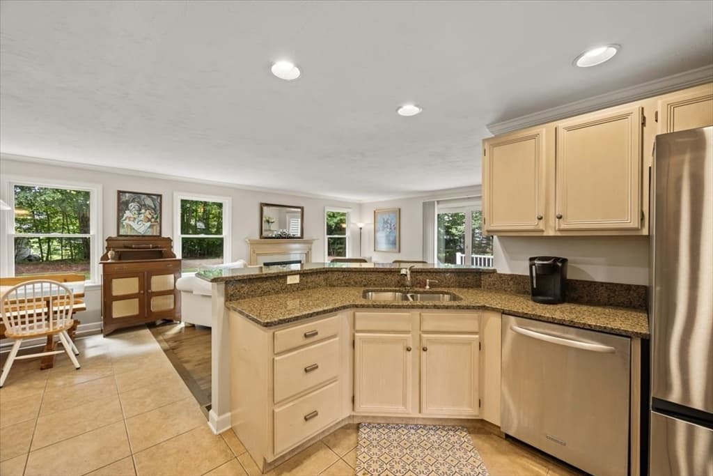 100 W Lake Dr, Taunton MA 02780 photo 15