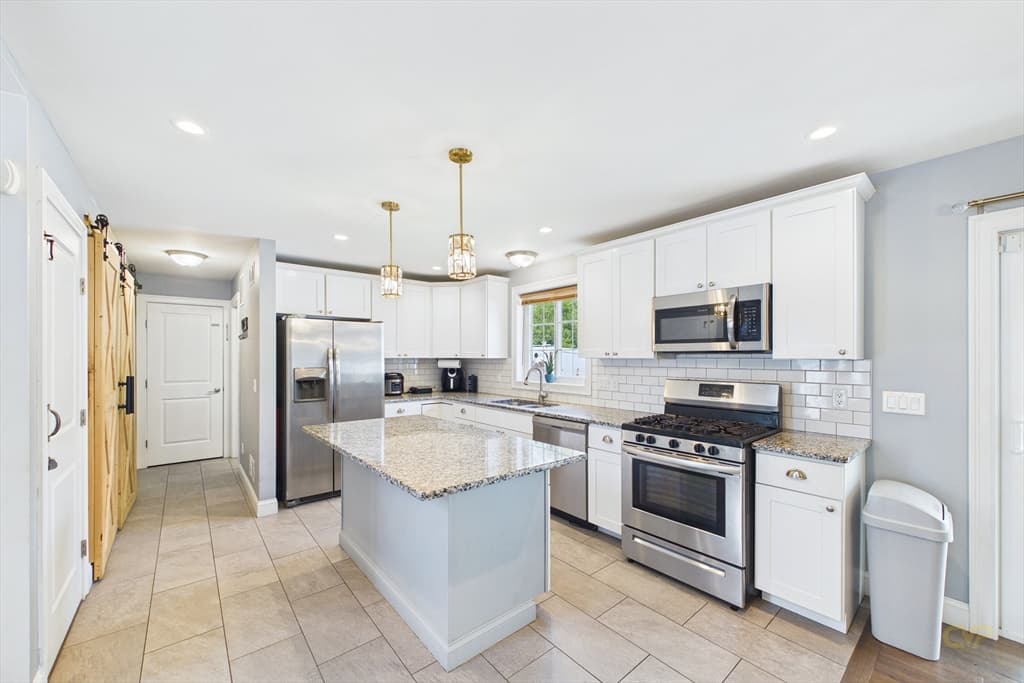65 Armsby St, New Bedford MA 02745 photo 9