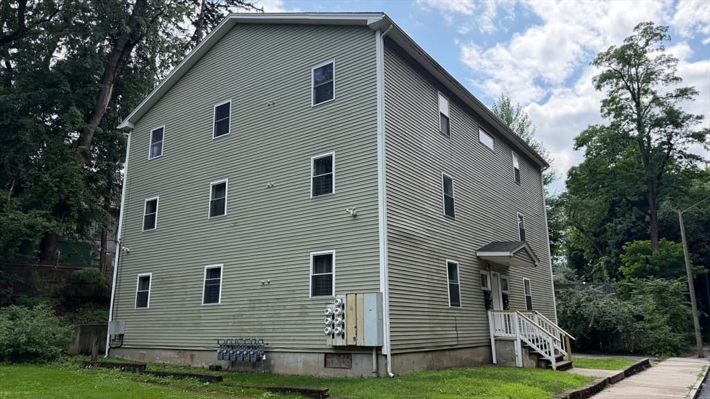 174 Locust St, Springfield MA 01108 photo 3