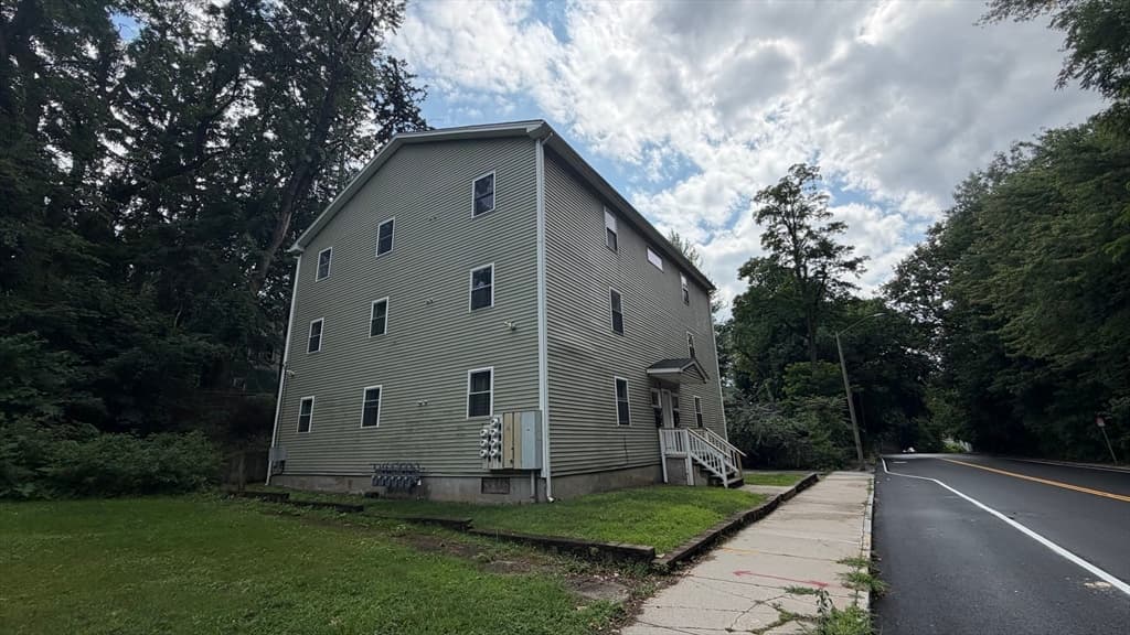 174 Locust St, Springfield MA 01108 photo 4