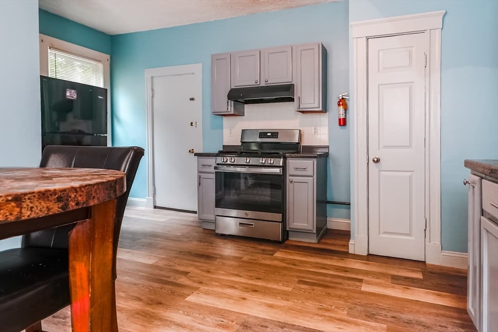 29 Wildwood St, Boston MA 02124 photo 4