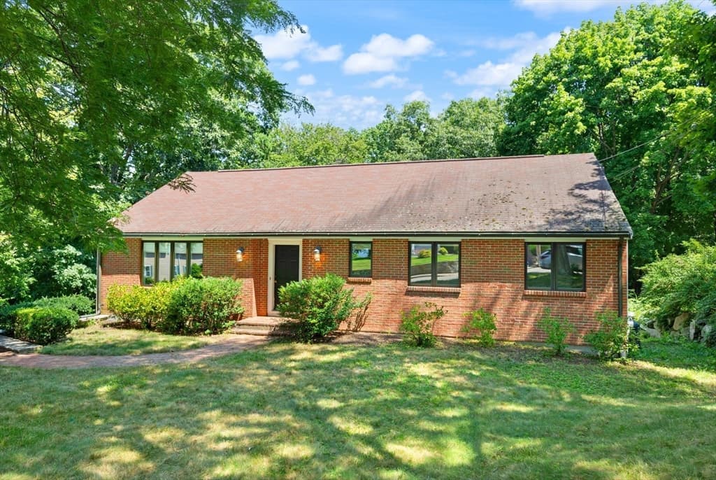 24 Minihans Ln, Quincy MA 02169