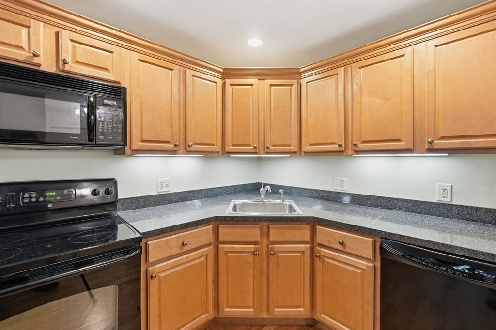 Condominium at 7 Crescent Way # 306, Sturbridge MA 01518, Sturbridge, photo 11 of 42