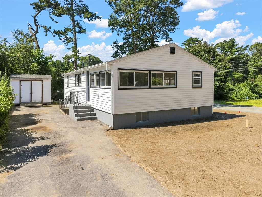 97 Plymouth Ave, Wareham MA 02538 photo 3
