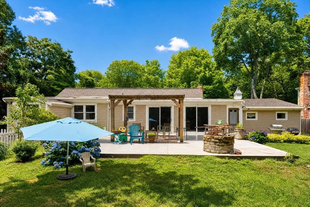 14 Veeder Dr, Falmouth MA 02536
