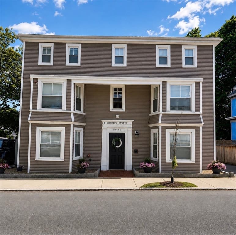 11 Charter St, Newburyport MA 01950