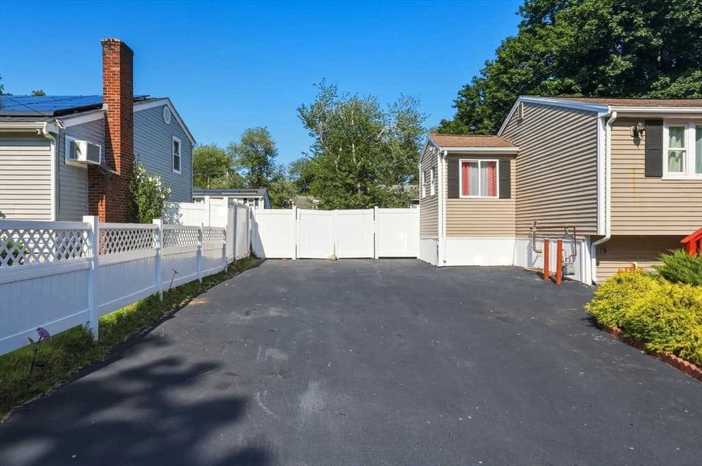 280 Ettrick St, Brockton MA 02301 photo 4