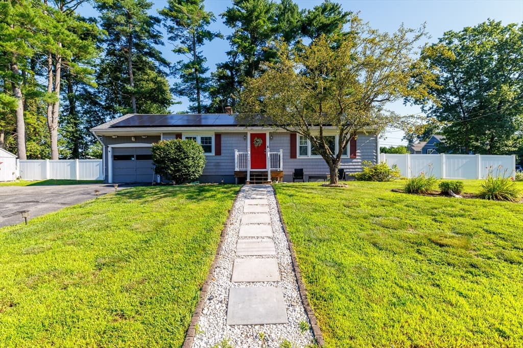 6 Elaine St, Webster MA 01570