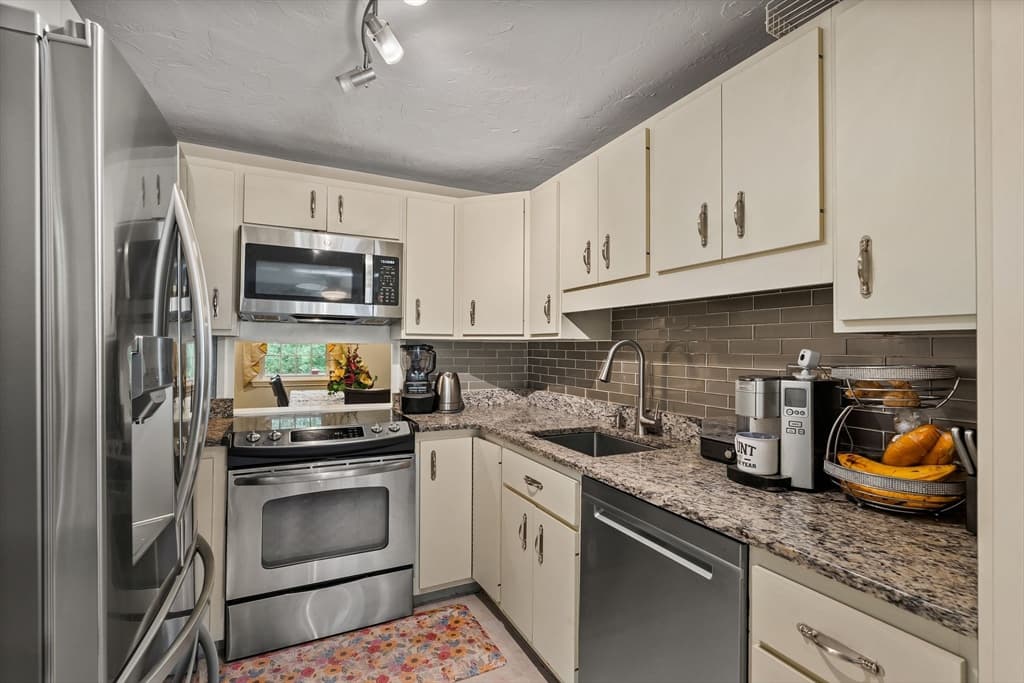 Condominium at 24 Hilltop Ln # 24, Easton MA 02375, Easton, photo 12 of 42