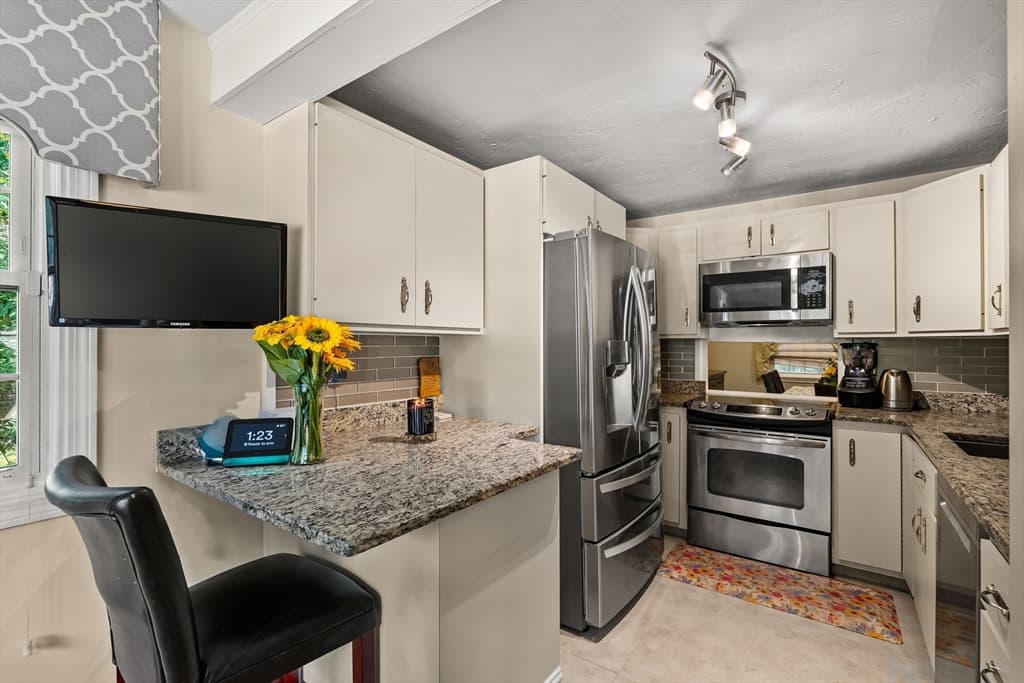 Condominium at 24 Hilltop Ln # 24, Easton MA 02375, Easton, photo 10 of 42