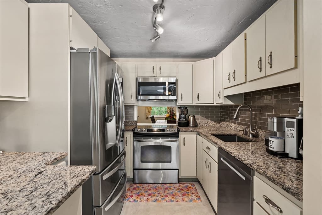 Condominium at 24 Hilltop Ln # 24, Easton MA 02375, Easton, photo 11 of 42