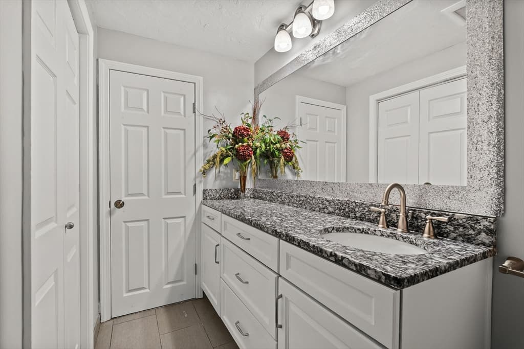 Condominium at 24 Hilltop Ln # 24, Easton MA 02375, Easton, photo 25 of 42