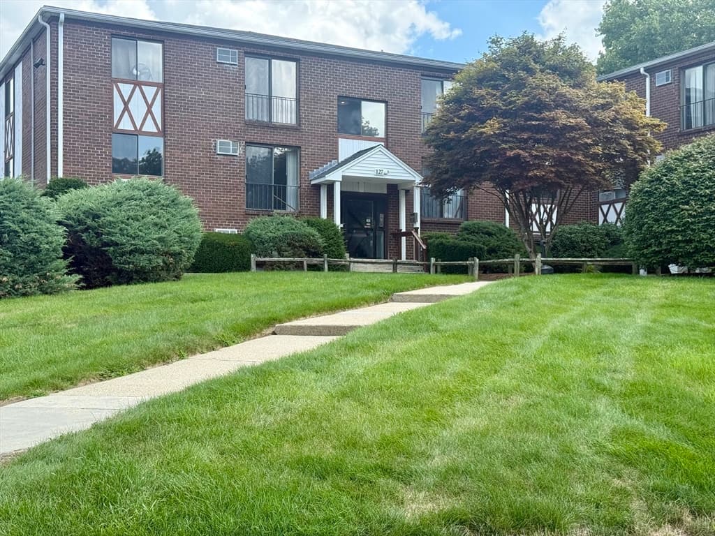 127 King St # 209, Franklin MA 02038