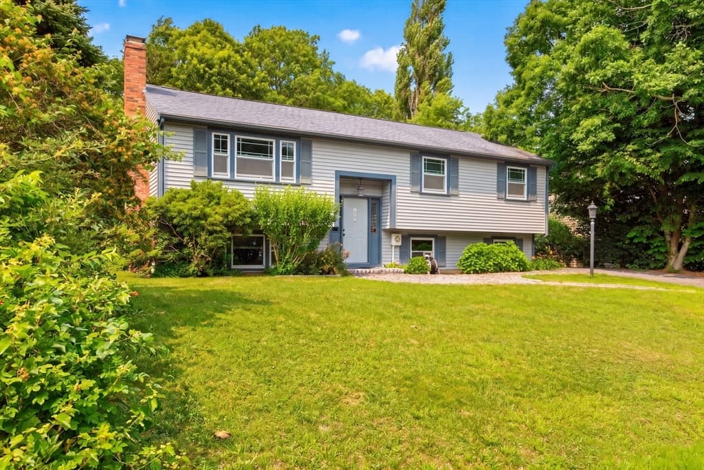 106 Tanglewood Dr, Falmouth MA 02536