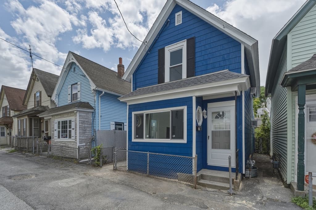 12 L St, Lowell MA 01850 photo 2