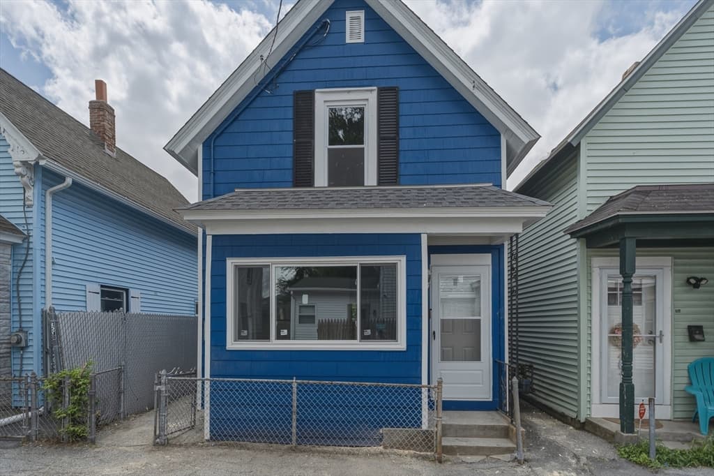 12 L St, Lowell MA 01850